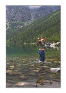 Judit beim Fußbad im See