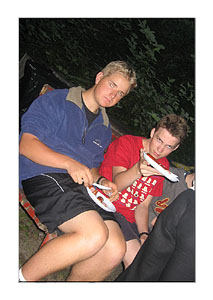 Hier gibts leckere Krakauer vom Grill