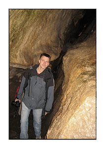 Dumm dreinblickender Betreuer in enger Höhle - was für ein Anblick...