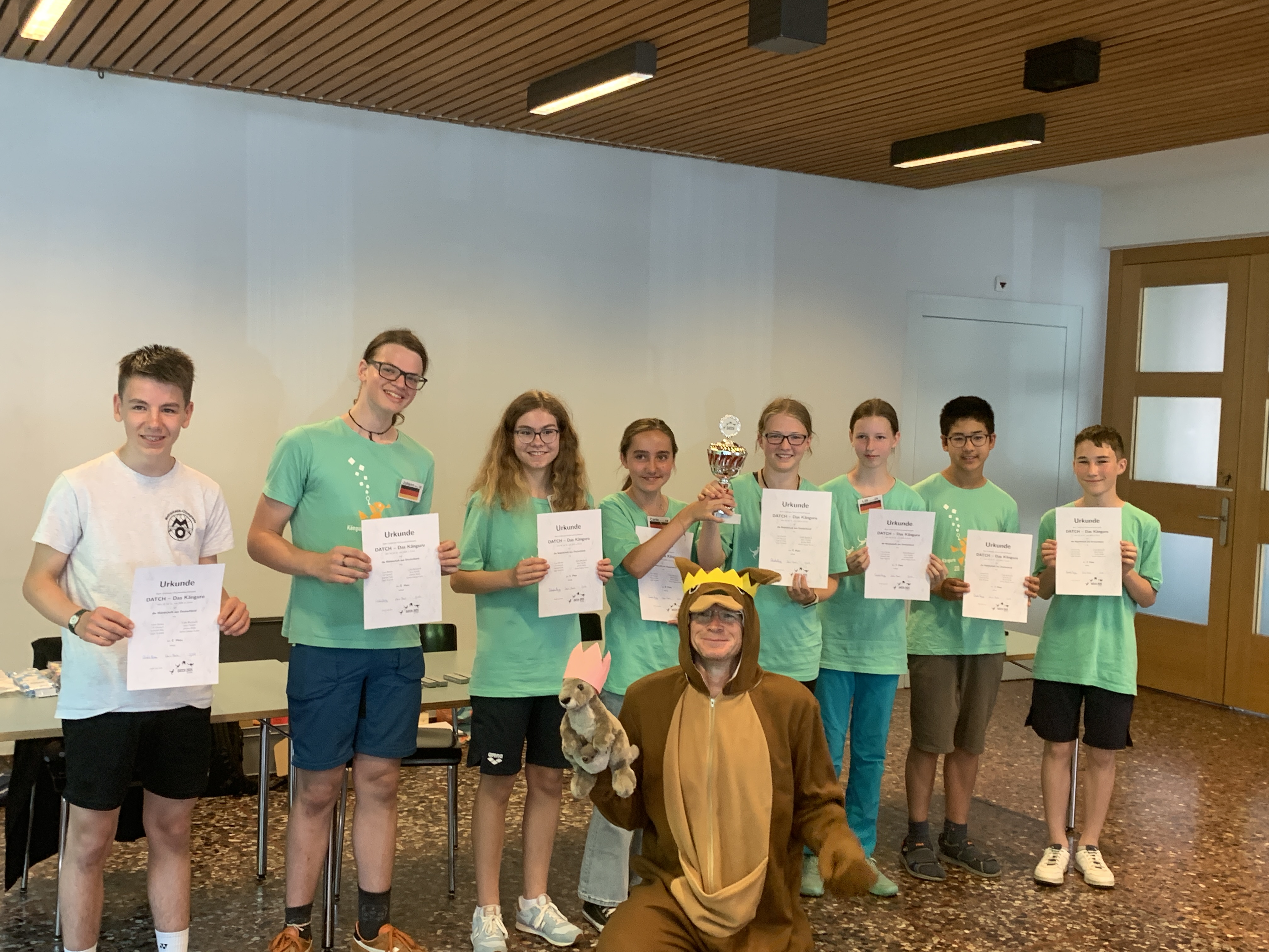 Siegerteam mit Wanderpokal
